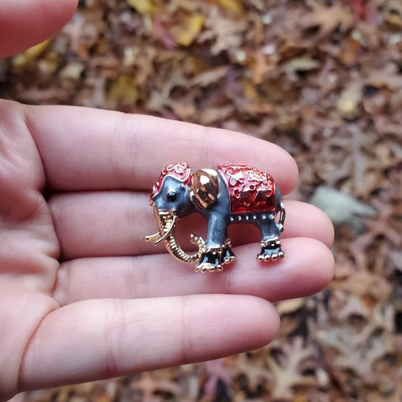 NWOT Gold & Enamel Elephant Brooch - Picture 5 of 6